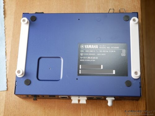 ルーター裏面へアダプターを取り付けた状態